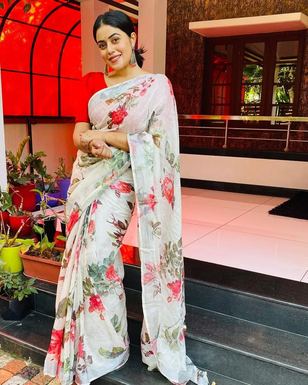 Shamna Kasim Mesmerizing Looks In Beautiful White Saree Red Blouse